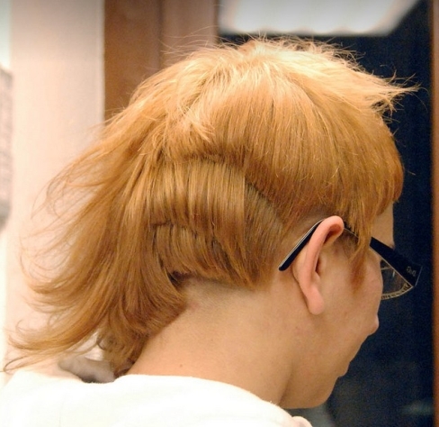asymetryczny tył fryzury krótkiej, uczesanie damskie zdjęcie numer 150A
